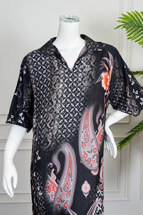 جلابية نسائية طويلة لون أسود مزينة بزخارف ورسومات ياقة مطوية بقصة سبعة و أكمام قصيرة