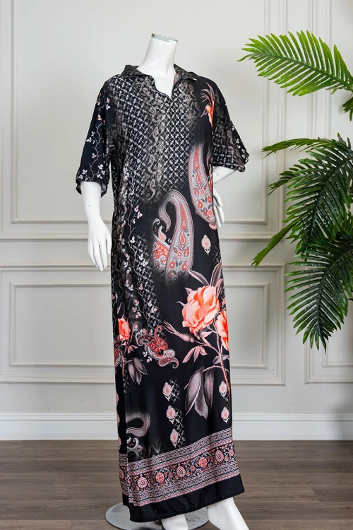 جلابية نسائية طويلة لون أسود مزينة بزخارف ورسومات ياقة مطوية بقصة سبعة و أكمام قصيرة