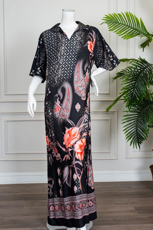 جلابية نسائية طويلة لون أسود مزينة بزخارف ورسومات ياقة مطوية بقصة سبعة و أكمام قصيرة