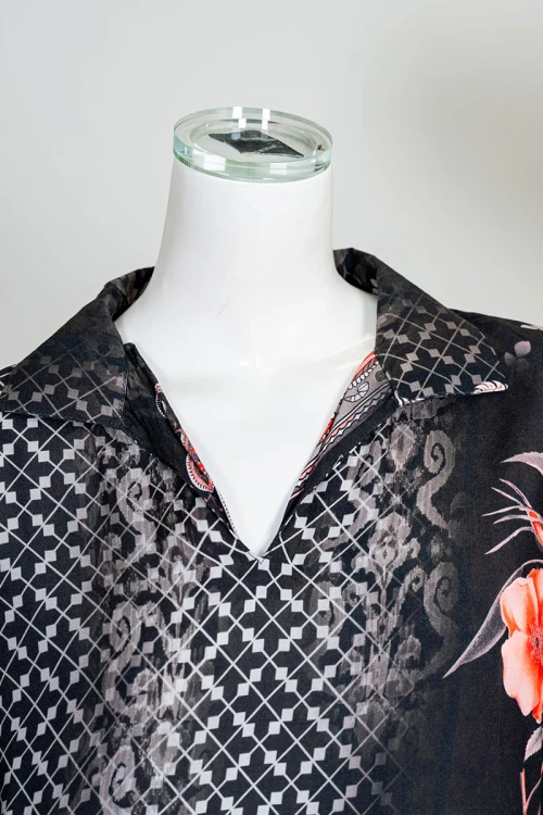 جلابية نسائية طويلة لون أسود مزينة بزخارف ورسومات ياقة مطوية بقصة سبعة و أكمام قصيرة