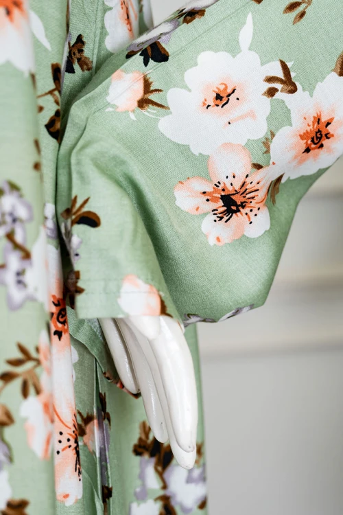 قميص نسائي طويل لون تفاحي مشجر ياقة دائرية بأزرار من الأمام و بأكمام طويلة