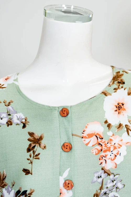 قميص نسائي طويل لون تفاحي مشجر ياقة دائرية بأزرار من الأمام و بأكمام طويلة