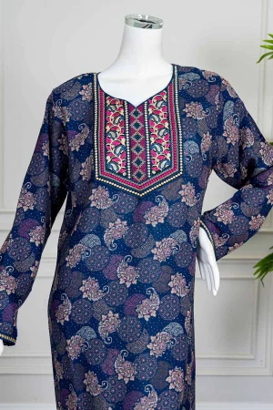 جلابية نسائية طويلة لون كحلي مشجر ياقة بكلفة مطرزة من الأمام و بأكمام طويلة 