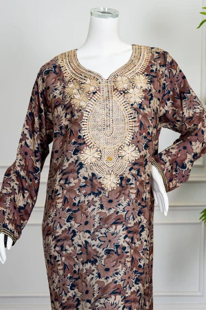 جلابية نسائية طويلة مشجرة باللون البني و البيج ياقة بكلفة مطرزة من الأمام و بأكمام طويلة 