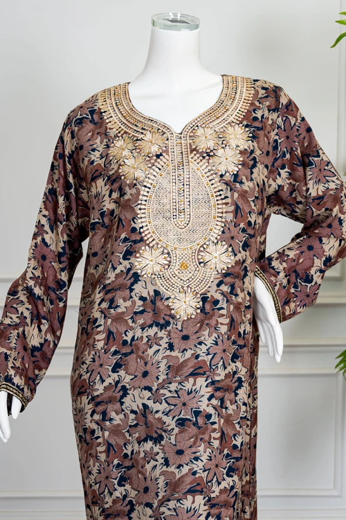 جلابية نسائية طويلة مشجرة باللون البني و البيج ياقة بكلفة مطرزة من الأمام و بأكمام طويلة