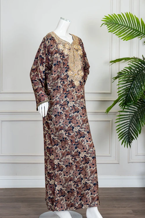 جلابية نسائية طويلة مشجرة باللون البني و البيج ياقة بكلفة مطرزة من الأمام و بأكمام طويلة