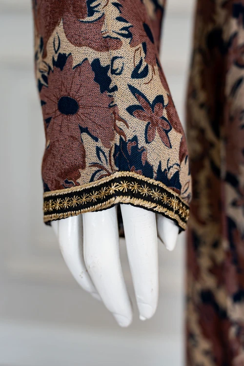 جلابية نسائية طويلة مشجرة باللون البني و البيج ياقة بكلفة مطرزة من الأمام و بأكمام طويلة