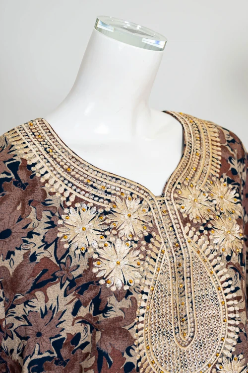 جلابية نسائية طويلة مشجرة باللون البني و البيج ياقة بكلفة مطرزة من الأمام و بأكمام طويلة