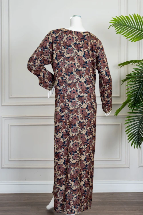 جلابية نسائية طويلة مشجرة باللون البني و البيج ياقة بكلفة مطرزة من الأمام و بأكمام طويلة