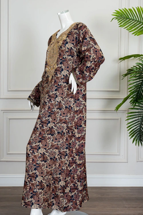 جلابية نسائية طويلة مشجرة باللون البني و البيج ياقة بكلفة مطرزة من الأمام و بأكمام طويلة