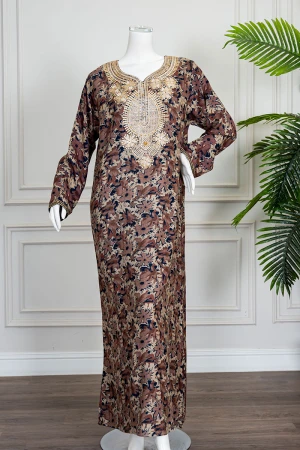 جلابية نسائية طويلة مشجرة باللون البني و البيج ياقة بكلفة مطرزة من الأمام و بأكمام طويلة 