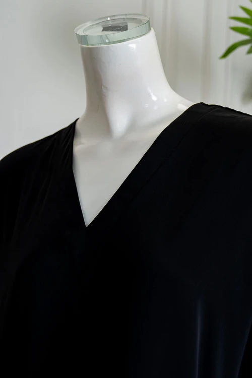 قميص نسائي قصير كلوش لون أسود ياقة قصة سبعة و بأكمام قصيرة