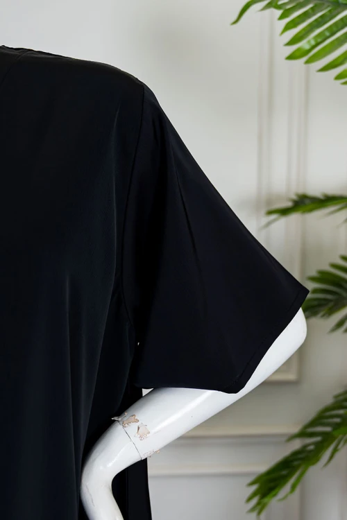 قميص نسائي قصير كلوش لون أسود ياقة قصة سبعة و بأكمام قصيرة