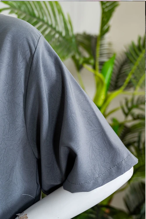 قميص نسائي قصير لون رمادي ياقة قصة سبعة و بأكمام قصيرة