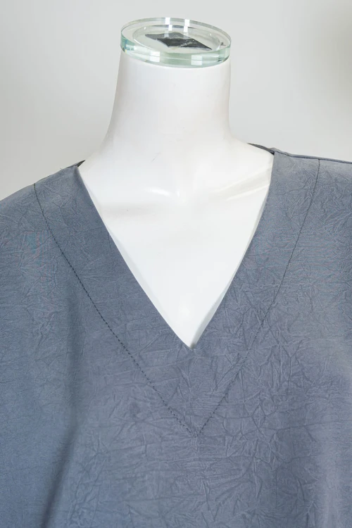 قميص نسائي قصير لون رمادي ياقة قصة سبعة و بأكمام قصيرة