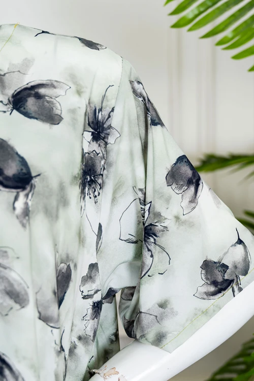 قميص نسائي قصير لون تفاحي مشجر ياقة قصة سبعة و بأكمام قصيرة