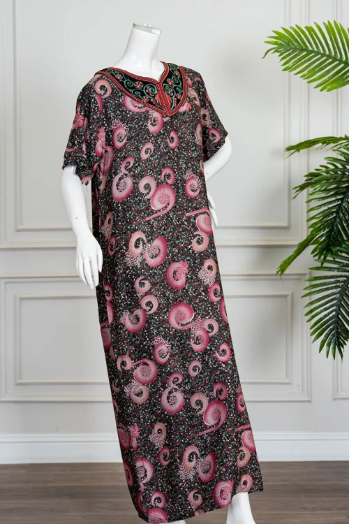 جلابية نسائية طويلة مزينة بزخارف و رسومات ملونة ياقة بكلفة مطرزة من الأمام و بأكمام قصيرة