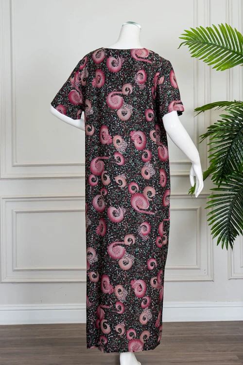 جلابية نسائية طويلة مزينة بزخارف و رسومات ملونة ياقة بكلفة مطرزة من الأمام و بأكمام قصيرة