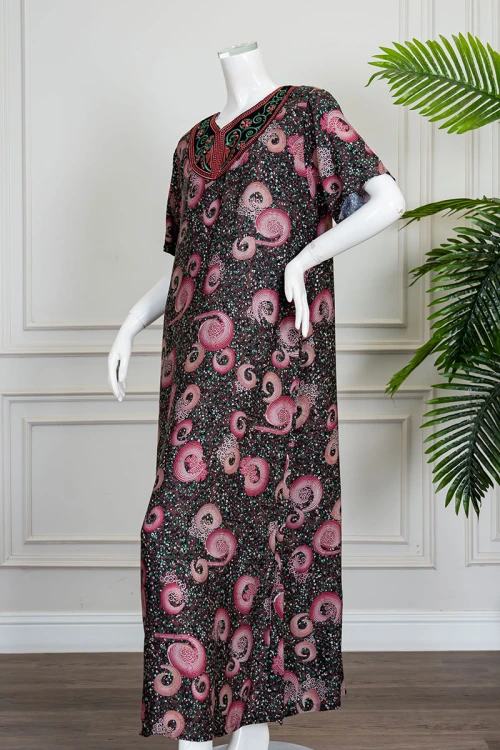 جلابية نسائية طويلة مزينة بزخارف و رسومات ملونة ياقة بكلفة مطرزة من الأمام و بأكمام قصيرة