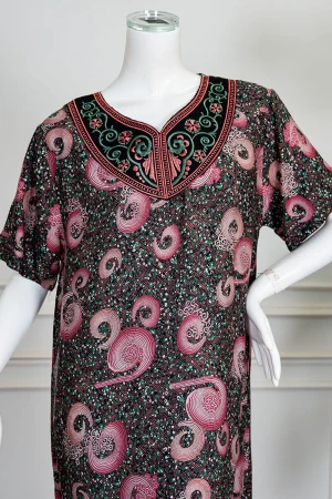 جلابية نسائية طويلة مزينة بزخارف و رسومات ملونة ياقة بكلفة مطرزة من الأمام و بأكمام قصيرة 