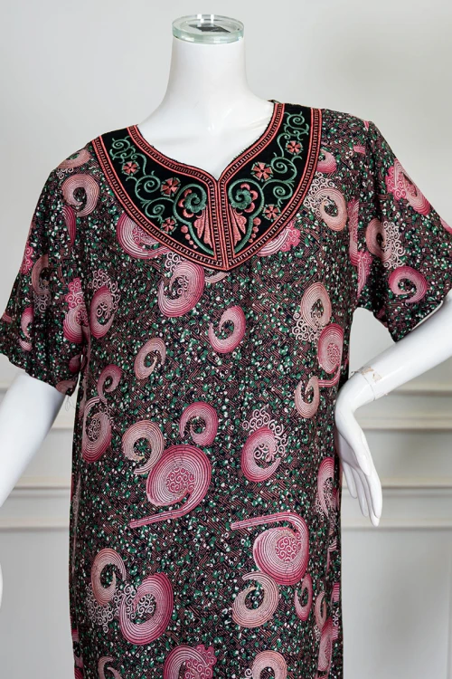 جلابية نسائية طويلة مزينة بزخارف و رسومات ملونة ياقة بكلفة مطرزة من الأمام و بأكمام قصيرة