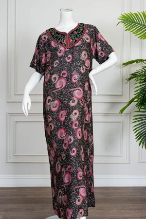 جلابية نسائية طويلة مزينة بزخارف و رسومات ملونة ياقة بكلفة مطرزة من الأمام و بأكمام قصيرة 