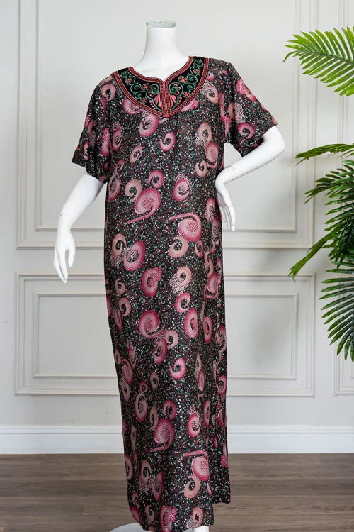 جلابية نسائية طويلة مزينة بزخارف و رسومات ملونة ياقة بكلفة مطرزة من الأمام و بأكمام قصيرة