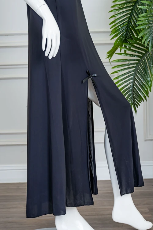 قميص نوم نسائي طويل لون أسود بفتحتين من الأمام مزينة بفيونكة و بدون أكمام