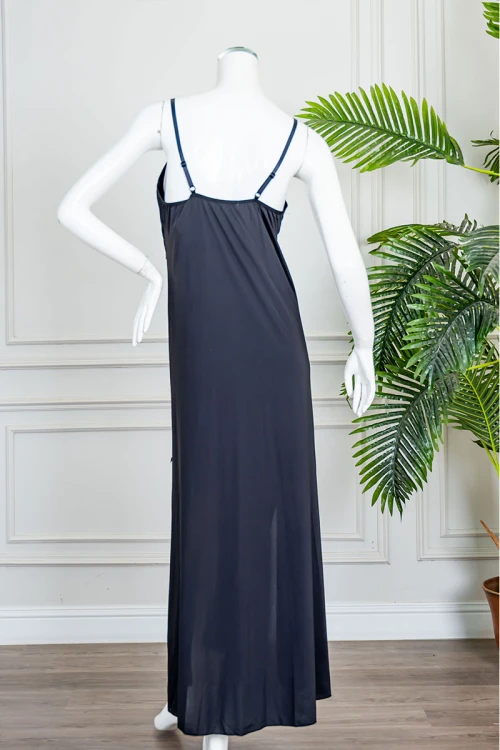 قميص نوم نسائي طويل لون أسود بفتحتين من الأمام مزينة بفيونكة و بدون أكمام