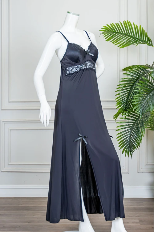 قميص نوم نسائي طويل لون أسود بفتحتين من الأمام مزينة بفيونكة و بدون أكمام