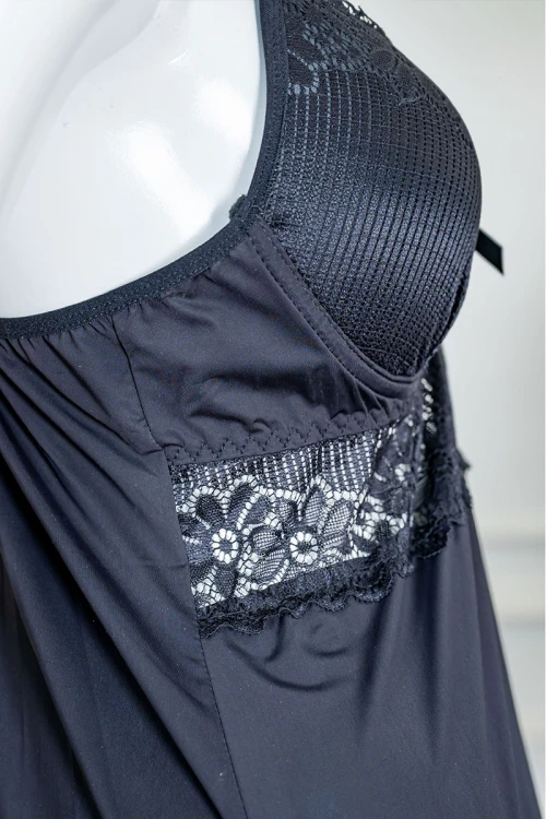 قميص نوم نسائي طويل لون أسود بفتحتين من الأمام مزينة بفيونكة و بدون أكمام