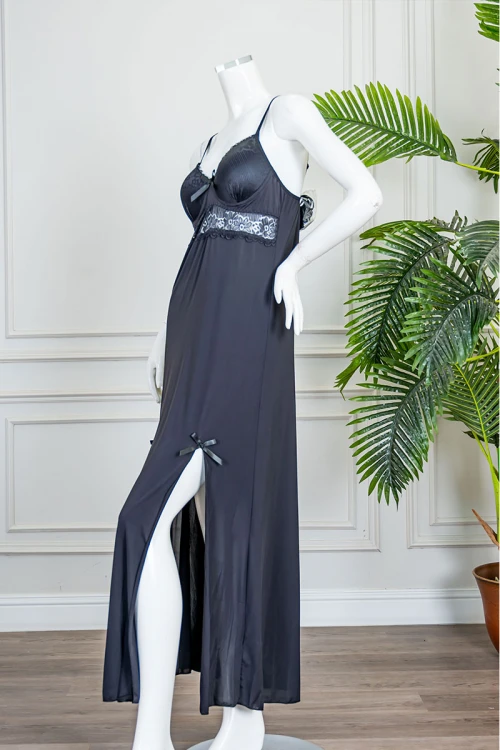 قميص نوم نسائي طويل لون أسود بفتحتين من الأمام مزينة بفيونكة و بدون أكمام