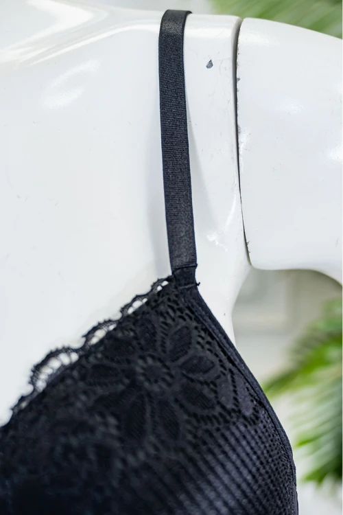 قميص نوم نسائي طويل لون أسود بفتحتين من الأمام مزينة بفيونكة و بدون أكمام