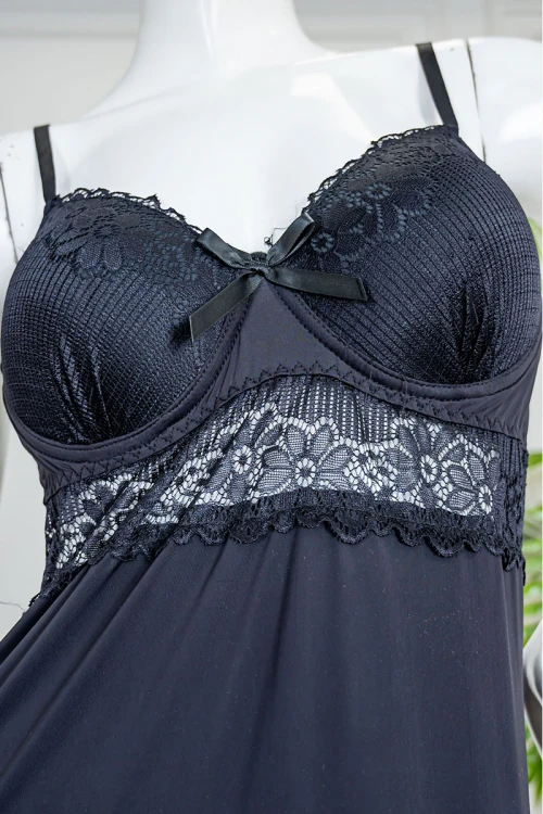 قميص نوم نسائي طويل لون أسود بفتحتين من الأمام مزينة بفيونكة و بدون أكمام