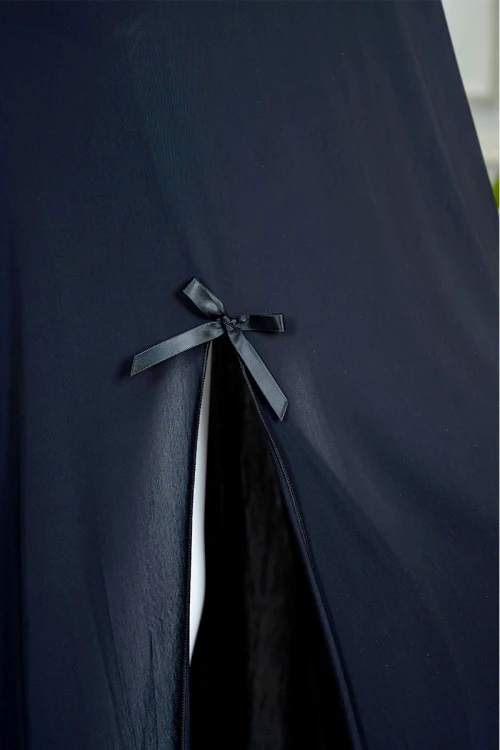 قميص نوم نسائي طويل لون أسود بفتحتين من الأمام مزينة بفيونكة و بدون أكمام