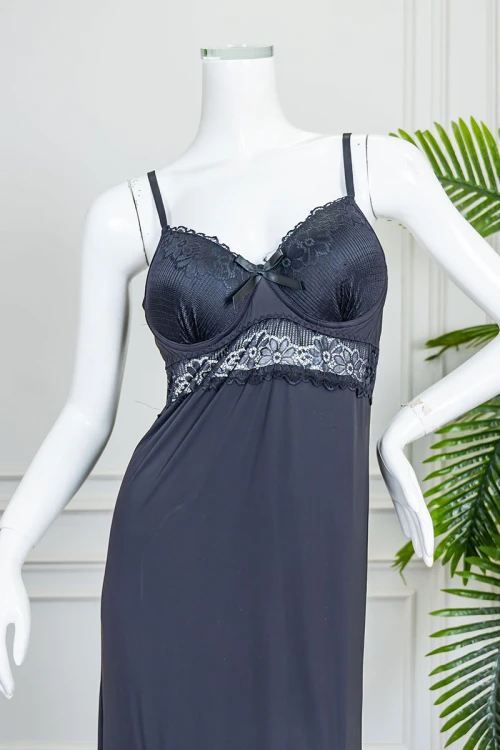 قميص نوم نسائي طويل لون أسود بفتحتين من الأمام مزينة بفيونكة و بدون أكمام