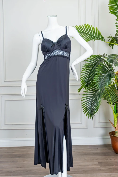 قميص نوم نسائي طويل لون أسود بفتحتين من الأمام مزينة بفيونكة و بدون أكمام