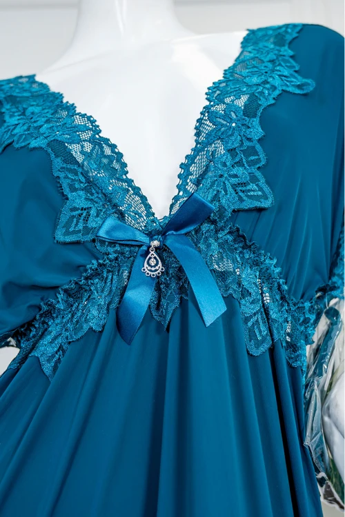 قميص نوم نسائي لون تركواز بقصة سبعة مزينة بقماش الدانتيل و بفتحتين من الجانبين و بأكمام قصيرة