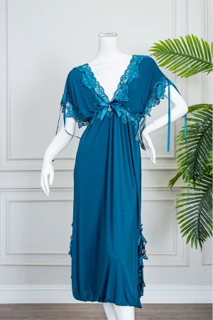 قميص نوم نسائي لون تركواز بقصة سبعة مزينة بقماش الدانتيل و بفتحتين من الجانبين و بأكمام قصيرة 