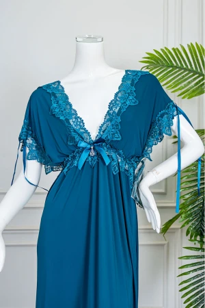 قميص نوم نسائي لون تركواز بقصة سبعة مزينة بقماش الدانتيل و بفتحتين من الجانبين و بأكمام قصيرة 