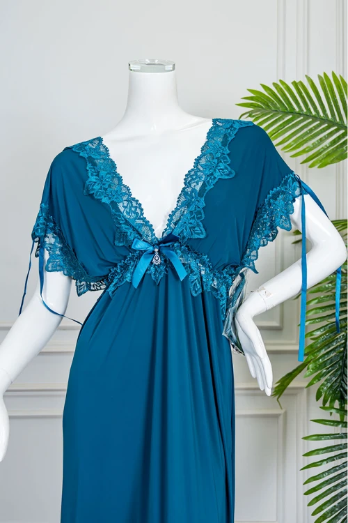 قميص نوم نسائي لون تركواز بقصة سبعة مزينة بقماش الدانتيل و بفتحتين من الجانبين و بأكمام قصيرة