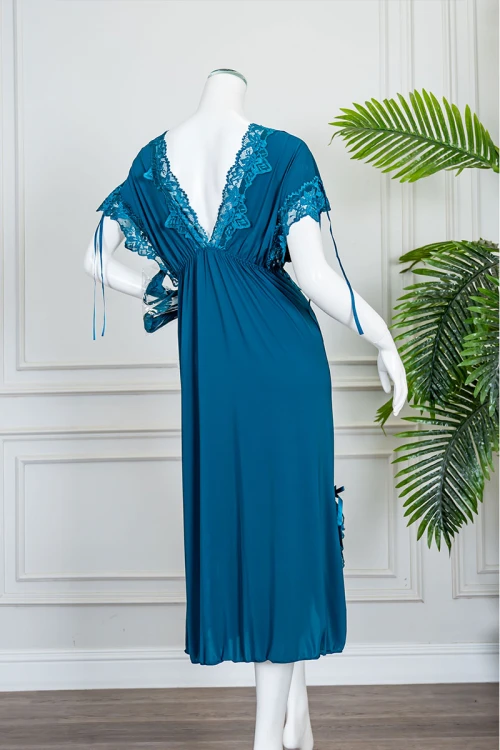 قميص نوم نسائي لون تركواز بقصة سبعة مزينة بقماش الدانتيل و بفتحتين من الجانبين و بأكمام قصيرة