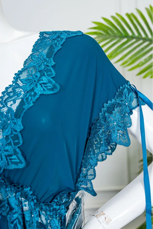 قميص نوم نسائي لون تركواز بقصة سبعة مزينة بقماش الدانتيل و بفتحتين من الجانبين و بأكمام قصيرة