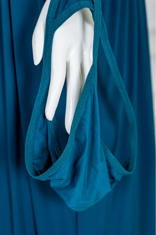 قميص نوم نسائي لون تركواز بقصة سبعة مزينة بقماش الدانتيل و بفتحتين من الجانبين و بأكمام قصيرة