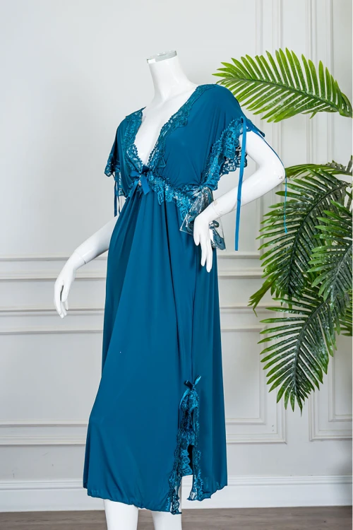 قميص نوم نسائي لون تركواز بقصة سبعة مزينة بقماش الدانتيل و بفتحتين من الجانبين و بأكمام قصيرة