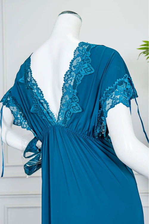 قميص نوم نسائي لون تركواز بقصة سبعة مزينة بقماش الدانتيل و بفتحتين من الجانبين و بأكمام قصيرة