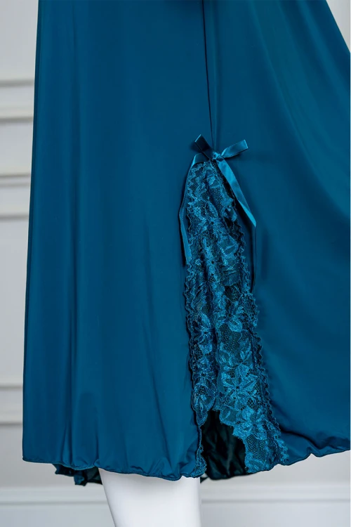 قميص نوم نسائي لون تركواز بقصة سبعة مزينة بقماش الدانتيل و بفتحتين من الجانبين و بأكمام قصيرة