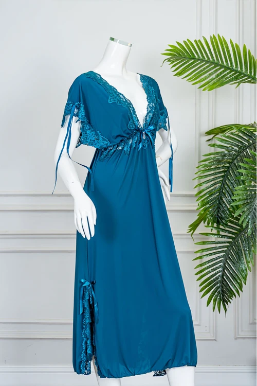 قميص نوم نسائي لون تركواز بقصة سبعة مزينة بقماش الدانتيل و بفتحتين من الجانبين و بأكمام قصيرة