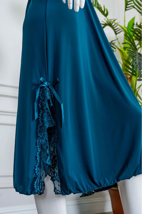 قميص نوم نسائي لون تركواز بقصة سبعة مزينة بقماش الدانتيل و بفتحتين من الجانبين و بأكمام قصيرة