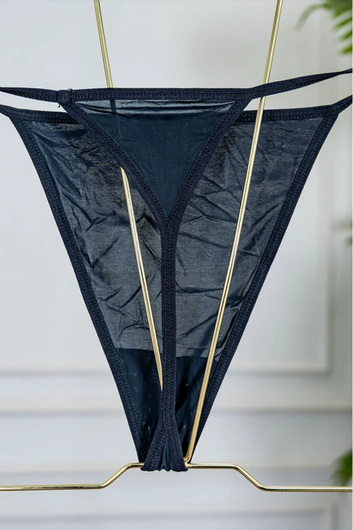 قميص نوم نسائي قصير لون أسود مزين بقماش الدانتيل و بدون أكمام